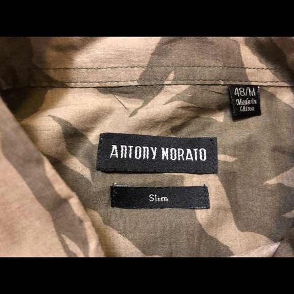 Slim fit Antony Morato olive safari print button down. Size 48M - Picture 8 of 8